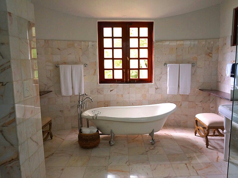 Badezimmer renovieren, Fliesenleger